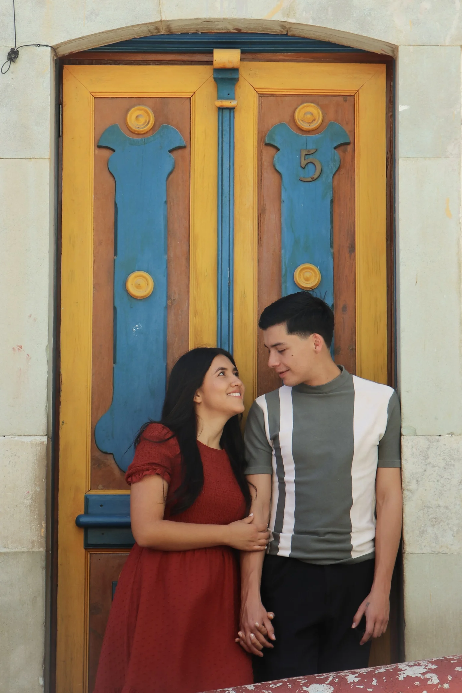 Pareja en la calle colonial