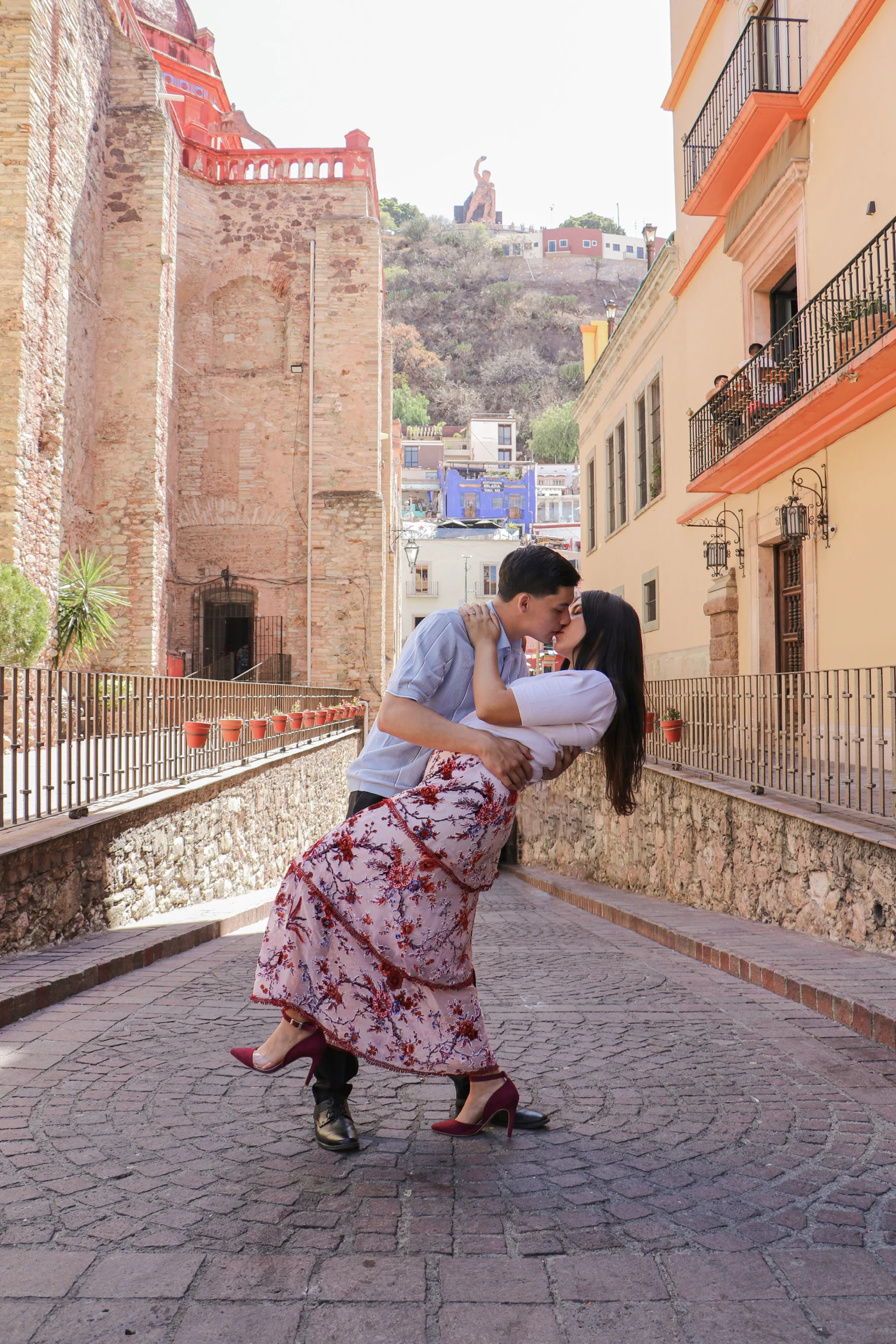 Pareja en la calle colonial