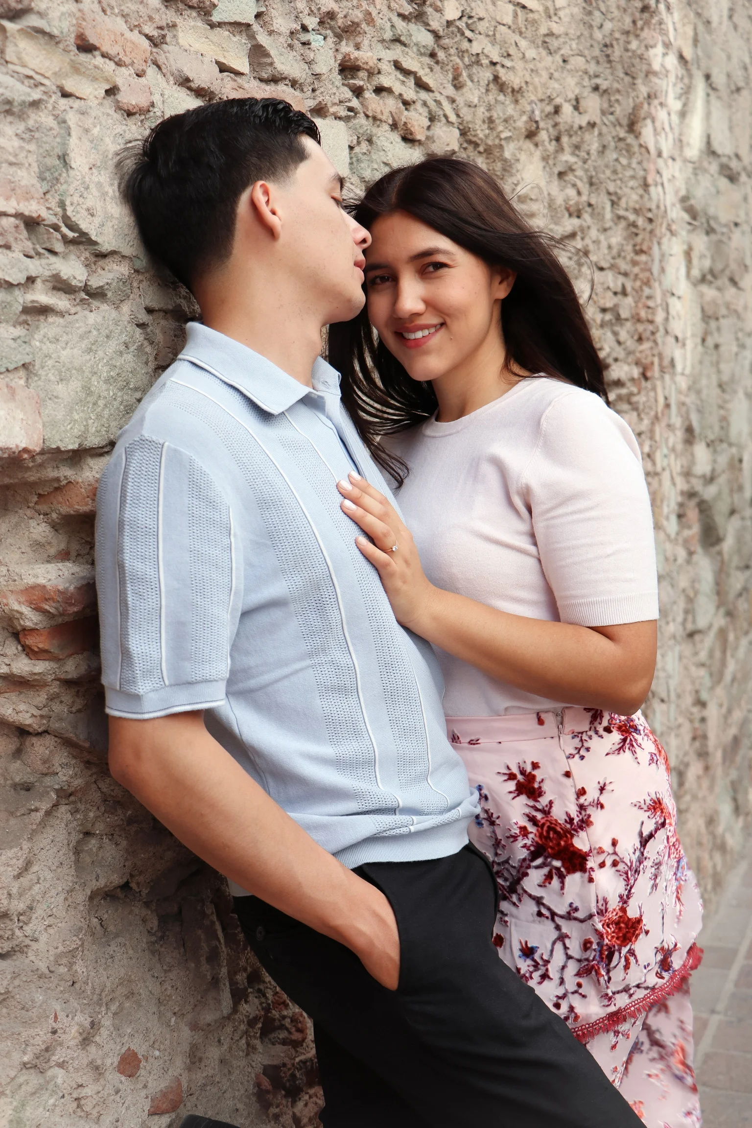 Pareja en la calle colonial