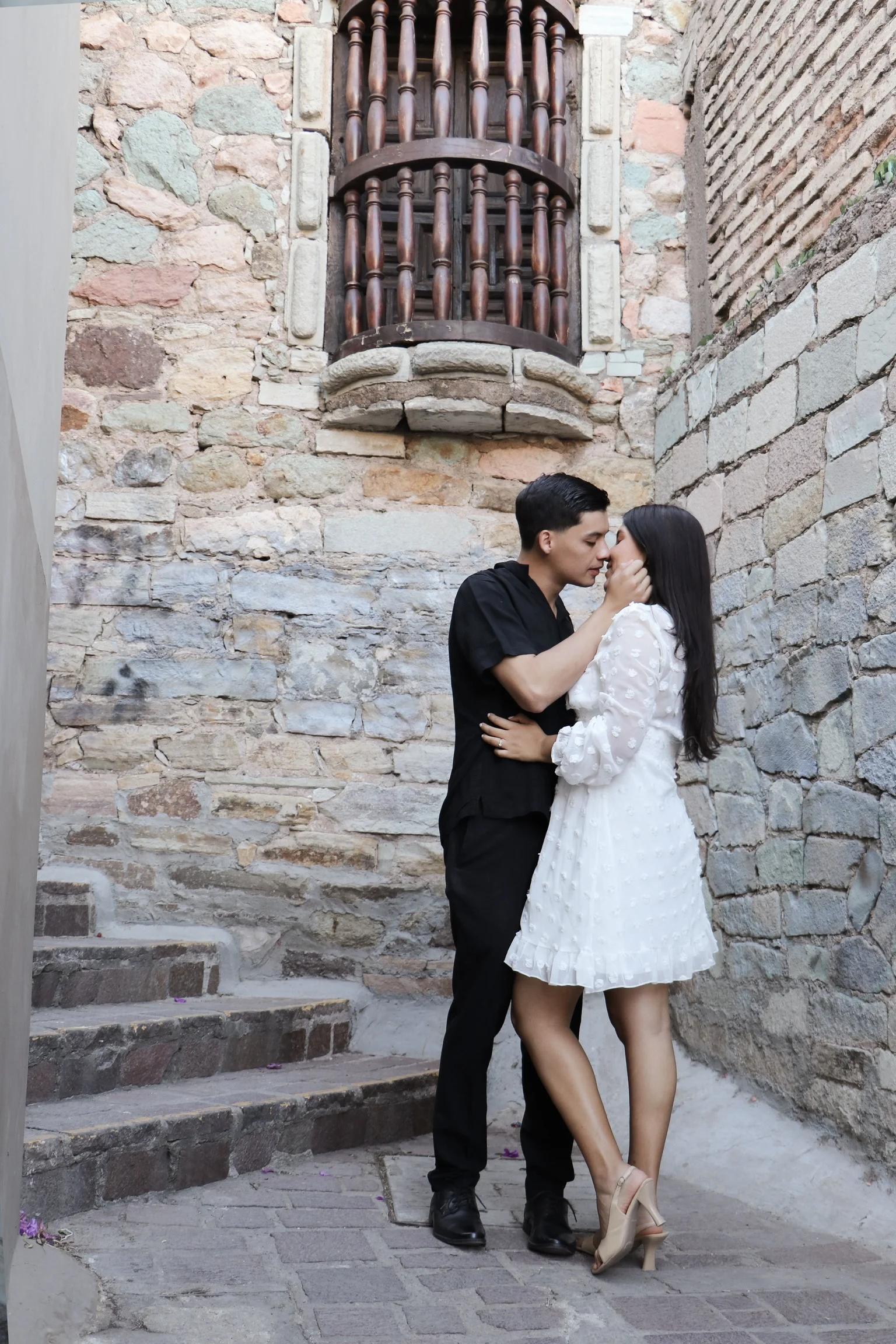 Pareja en la calle colonial
